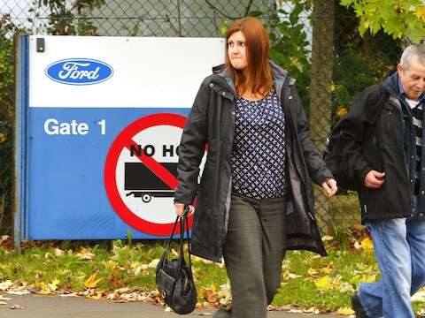 Arbeiders verlaten gelaten de Fordfabriek in Southampton.