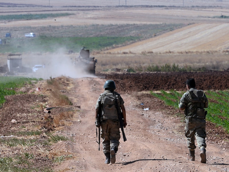 Patrouillerende Turkse soldaten nabij Kilis.