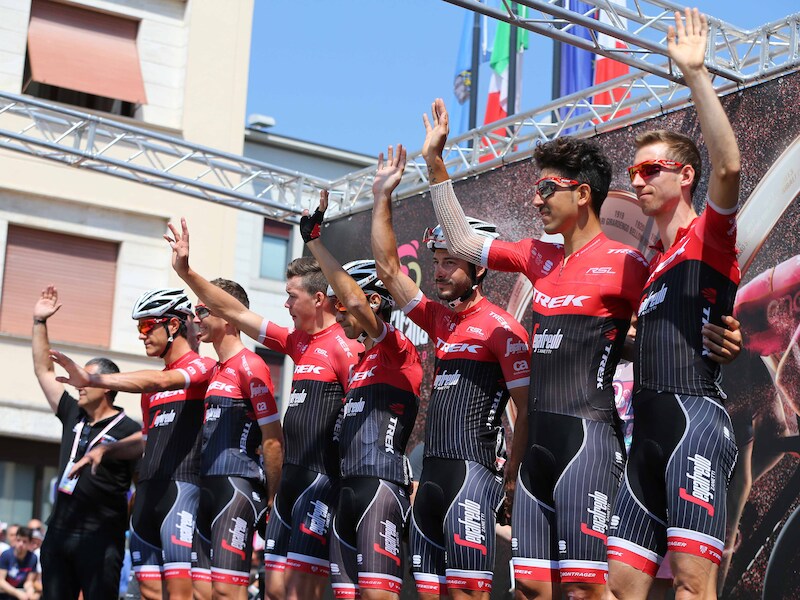 Het team van Trek Segafredo voor aanvang van de Giro.