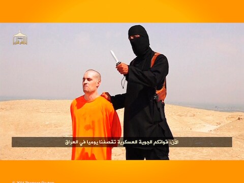 Beeld uit de video waarin de Amerikaanse journalist James Wright Foley wordt onthoofd.