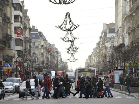 Voetgangers op de Brusselse Anspachlaan, vandaag op de eerste dag van de solden.