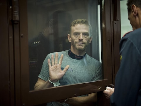 De activisten van Greenpeace die in de gevangenis in het Russische Moermansk zitten, worden verplaatst naar Sint-Petersburg.