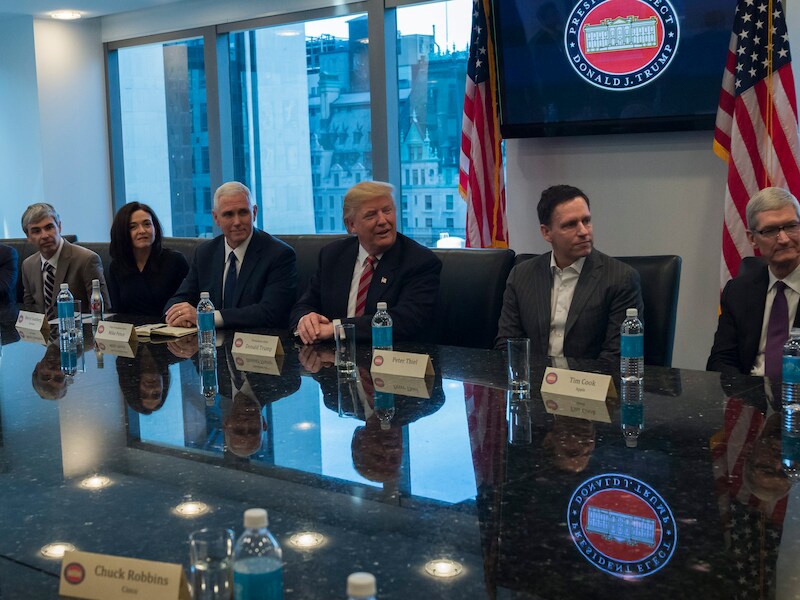 Donald Trump ontmoet afgevaardigden van grote technologiebedrijven.