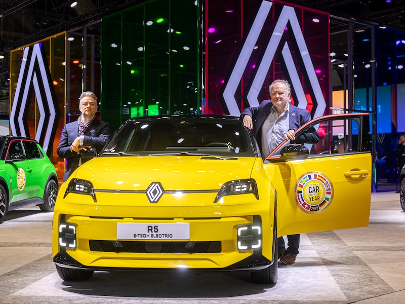 Onze mobiliteitsexperts Brecht Vanhaelewyn en Joost Bolle in de Renault R5.