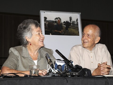 De ouders van de Australische journalist Peter Greste met een foto van hun zoon, dinsdag tijdens een persconferentie in Brisbane.