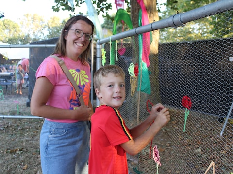 De oudste kinderen Rune en Linde zijn op kamp en dus kwam mama Leen Vanhauwe met haar jongste zoontje Tibe (7) naar Alveringem Avenue. Aan de creatieve muur knutselde hij een voetbaltruitje met zijn eigen rugnummer 10. “Tibe is een grote voetbalfan”, glimlacht Leen. 