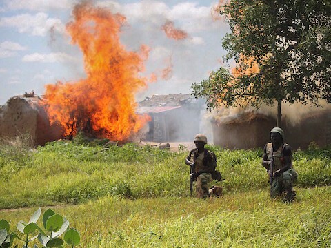 Nigeriaanse soldaten ontruimen een kamp van Boko Haram.