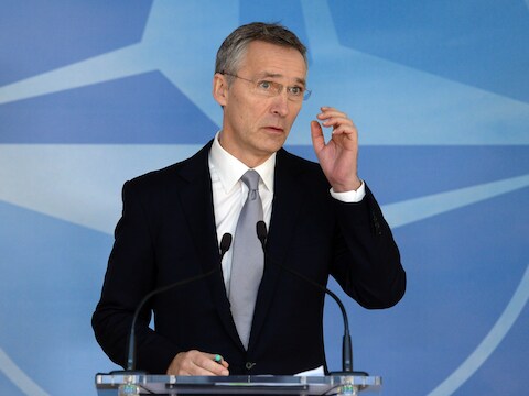 NAVO secretaris-generaal Jens Stoltenberg bij aanvang van de ministeriële top met de 28 ministers van Defensie.