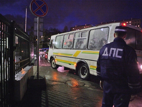 De activisten werden met busjes weggevoerd.
