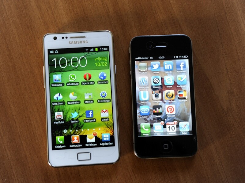 Een iPhone en een smartphone van Samsung.
