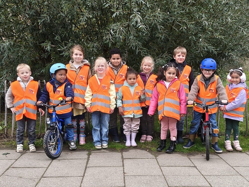 Leerlingen van De Dobbelsteen, met de fluohesjes.