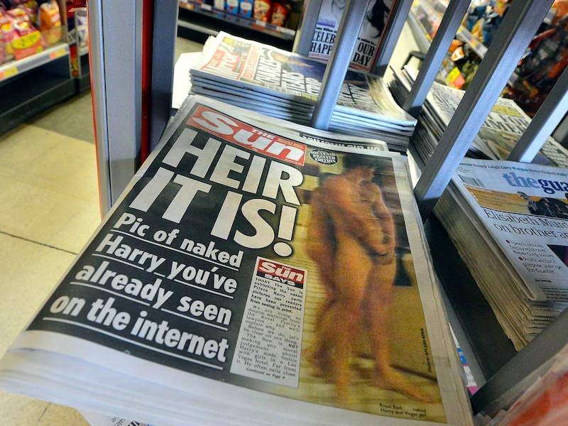 The Sun, de meest gelezen krant van Groot-Brittannië, heeft vrijdag toch de pikante naaktfoto's van prins Harry gepubliceerd, ondanks een waarschuwing van het Koninklijk Huis dat de publicatie een inbreuk is op de privacy van de 27-jarige prins.