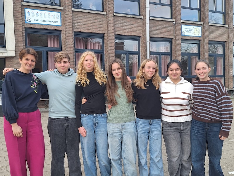 Honderden scholieren staken in grote steden tegen beleid Zuhal Demir ...
