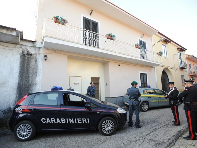 De Italiaanse politie doorzoekt een huis in Campania.