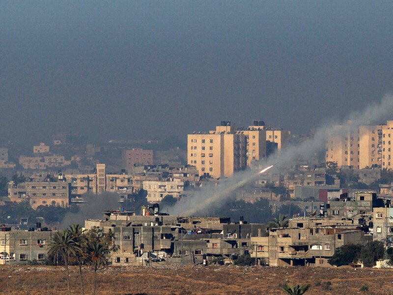 Een raket vertrekt vanop de Gazastrook naar Israël.