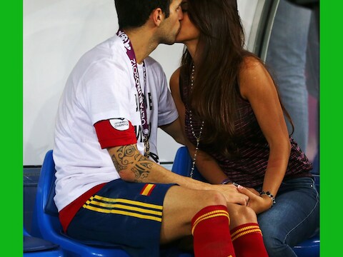 Cesc Fabregas kust zijn vriendin Daniella op de bank na een overwinning op het EK voetbal.