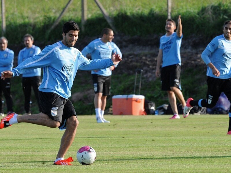 Luis Suárez maandag tijdens een trainingssessie met het Uruguayaanse elftal, dat volgende week een vriendschappelijk duel speelt tegen Frankrijk.
