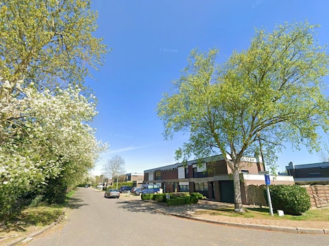 De chauffeur reed zich vast in de C. Serneelsstraat in Heist-op-den-Berg.