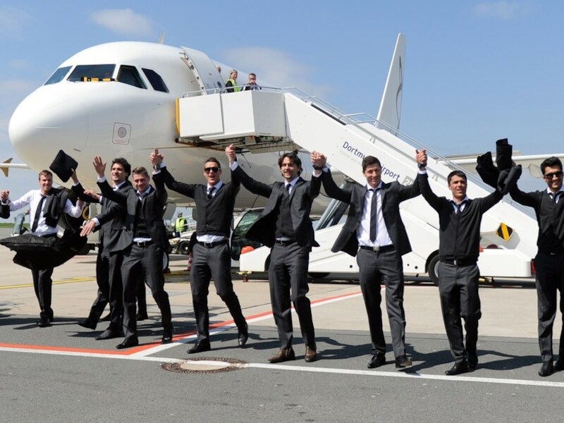 Zelfs op de luchthaven van Dortmund waren de spelers van Borussia nog niet uitgefeest.