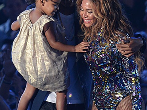 Jay-Z en dochter Blue Ivy bezochten Beyoncé op het podium.