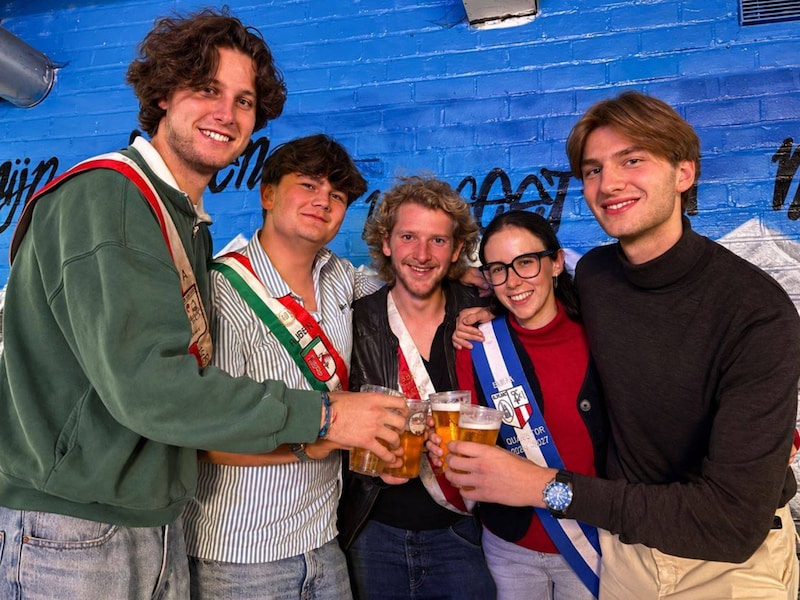 Vlnr. Tim De Putter, Ruben Baert, Timon Hofmans, Emma Decock en Lukas Skiba in de Kulak-Zweetkelder, onder studentenrestaurant Alma.