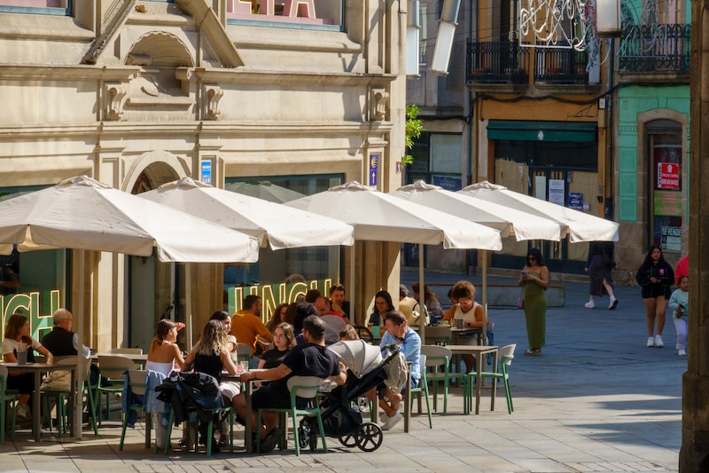 Tourists on terraces in Pontevedra, Spanje 