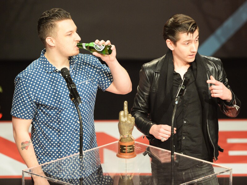 Matt Helders en Alex Turner van Arctic Monkeys bij de uitreiking van de NME Awards.