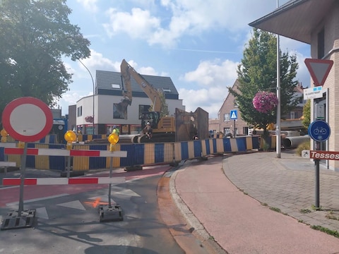 De rioleringswerken aan de rotonde van de Nieuwstraat en Schoolstraat duren nog tot eind september. Tegen de start van het nieuwe schooljaar wordt wel een veilige doorgang voor fietsers voorzien.