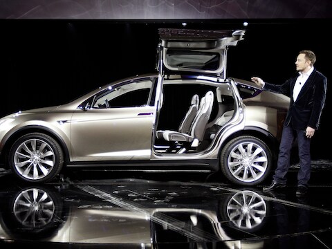 Elon Musk met het prototype van de Model X met vleugeldeuren.