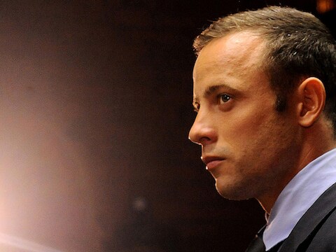 De Olympische atleet Oscar Pistorius wordt beschuldigd van moord op zijn vriendin Reeva Steenkamp.