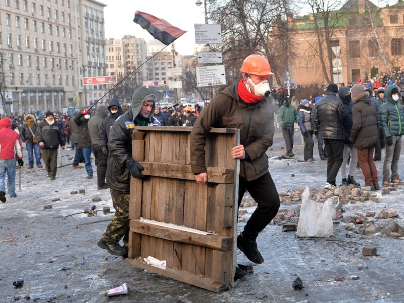 Oekraïense demonstranten werken aan een barricade.