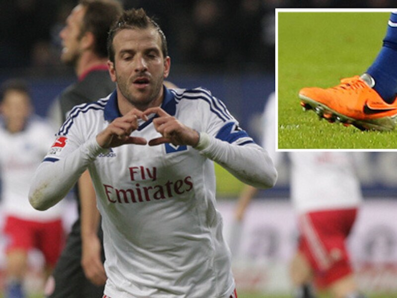 Het moment dat Rafael van der Vaart met zijn handen een hartje maakte voor zijn overleden dochter. Ook zou hij op zijn schoenen (inzet) de naam 'Solana' hebben laten stikken.