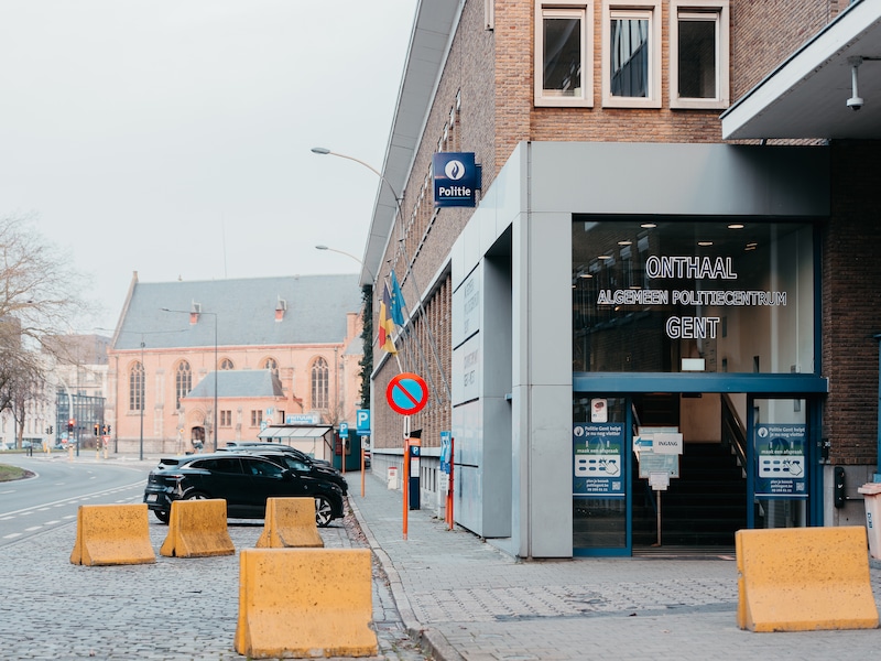 Bestuurder (20) voor de rechter na straatrace aan ingang van Gents politiecommissariaat