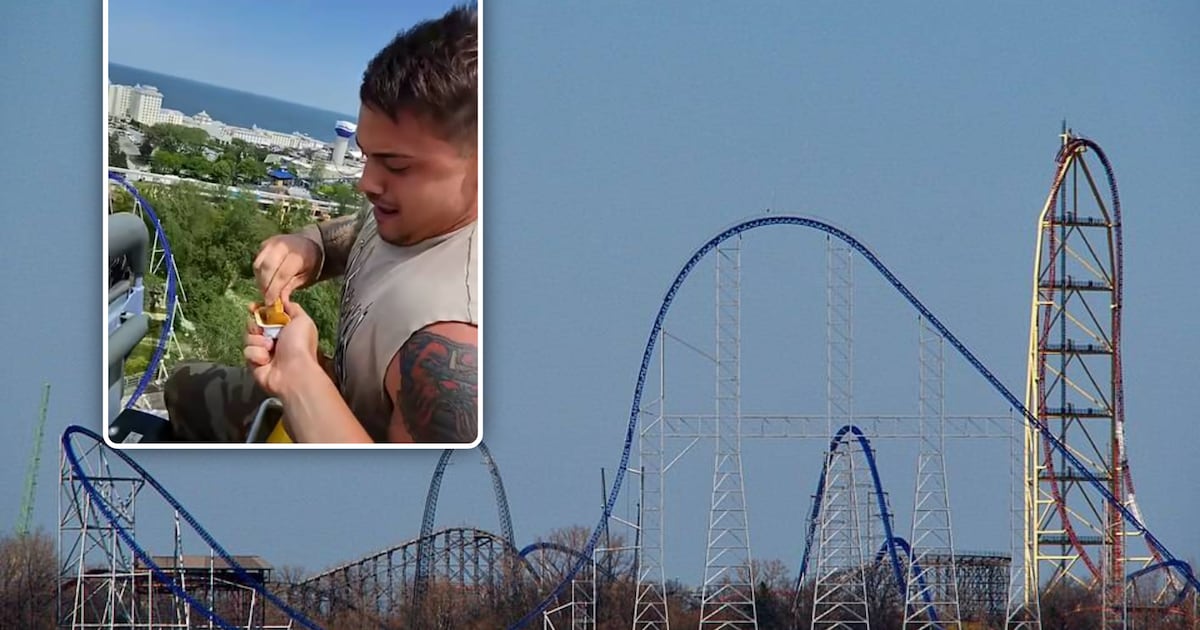 “Nultolerantie voor onveilig gedrag”: Six Flags bant youtuber die chicken nuggets eet op achtbaan