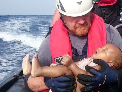 De vrijwilliger van de Duitse humanitaire organisatie Sea-Watch zag de baby op het water drijven "als een pop, met gestrekte armpjes".