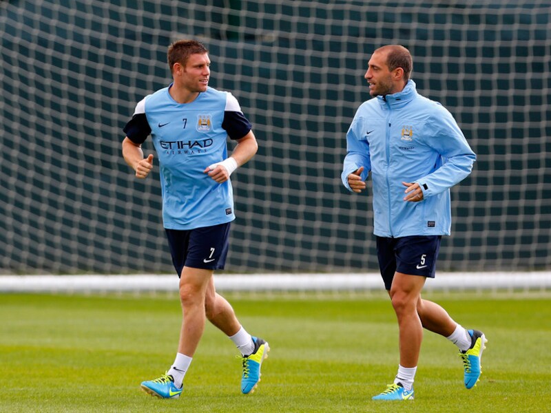 Pablo Zabaleta (r) op de training bij City met James Milner.