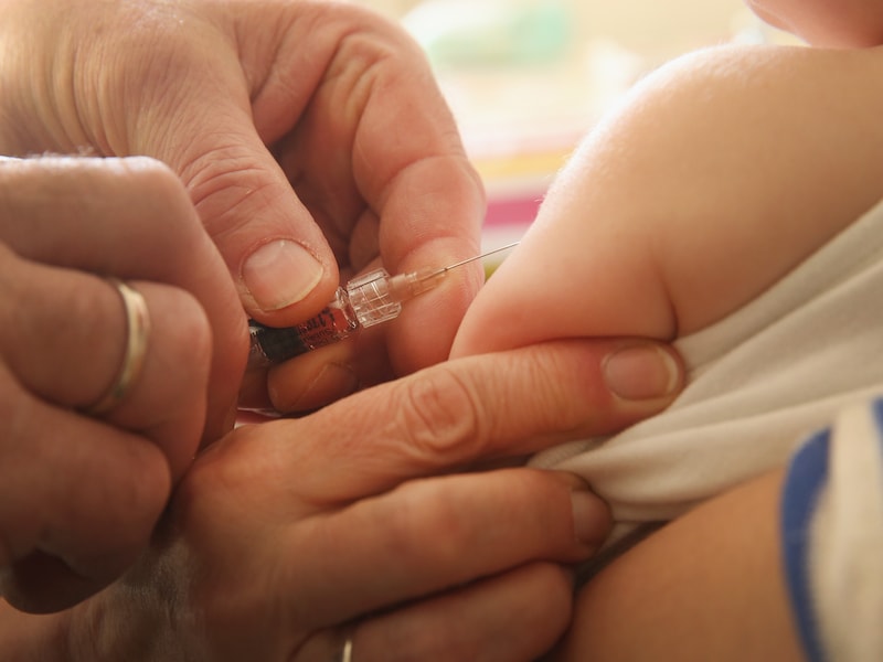 Artsen roepen ouders van jonge baby’s op tot RSV-prik: “We moeten informeren, informeren en informeren”