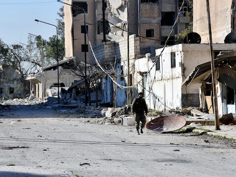 Syrische soldaten in de wijk Masaken Hanano in oost-Aleppo.