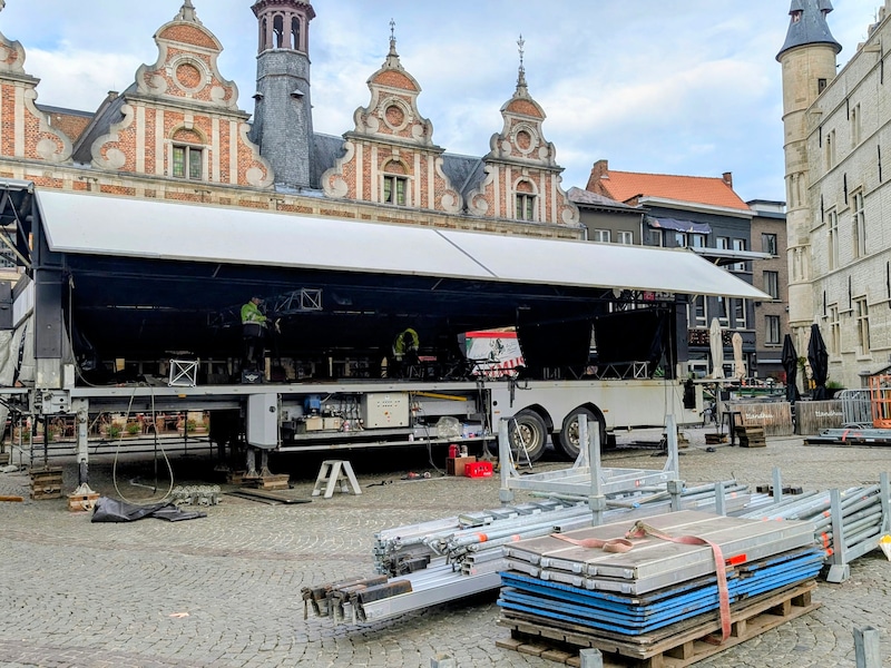 Opbouw van het podium van de prinsenverkiezing op de Grote Markt van Aalst.