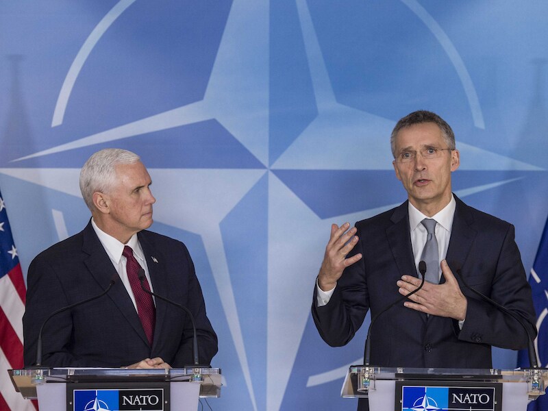 Vicepresident Mike Pence samen met de secretaris-generaal van de NAVO Jens Stoltenberg.
