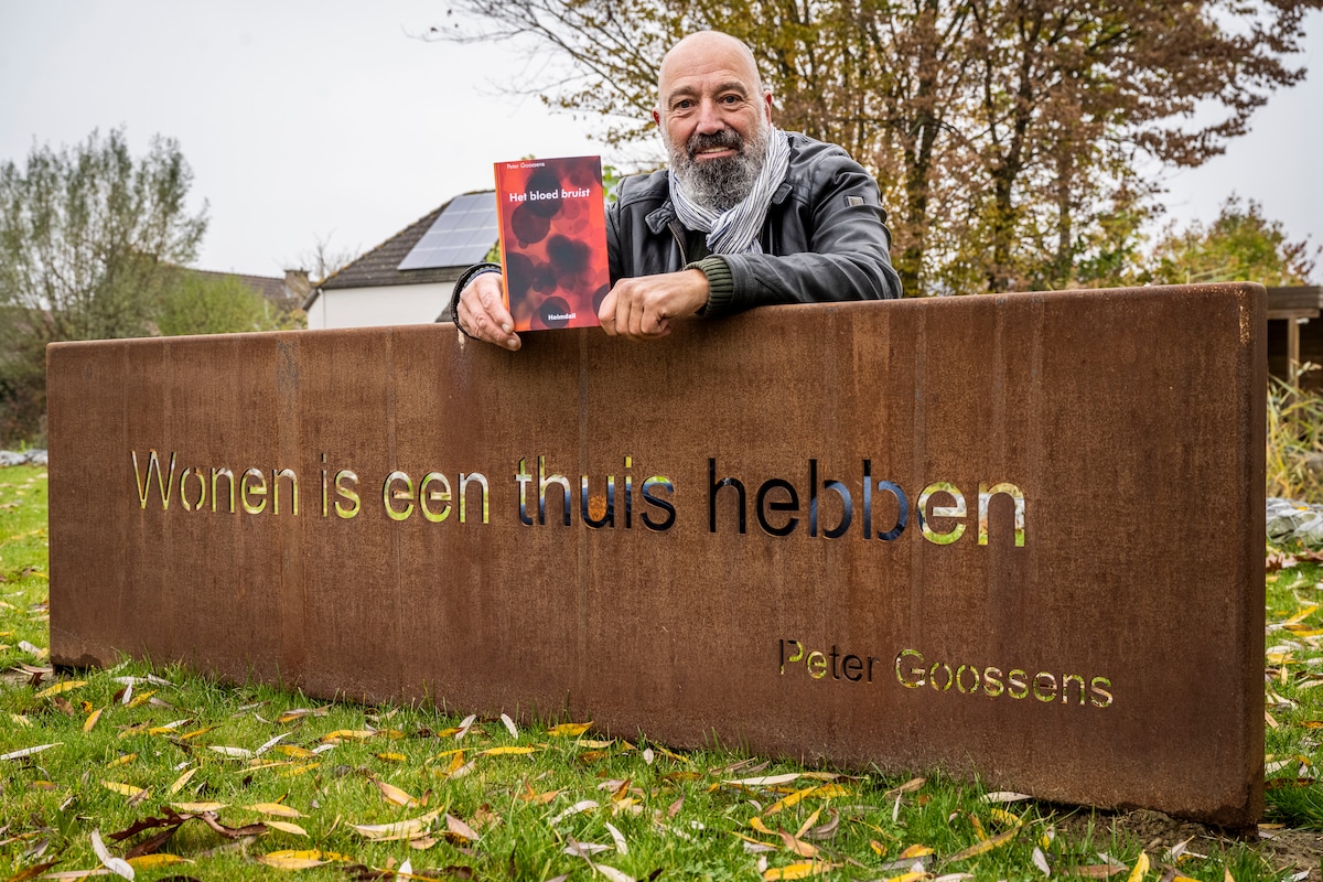Peter Goossens met zijn nieuwe dichtbundel "Het bloed bruist".