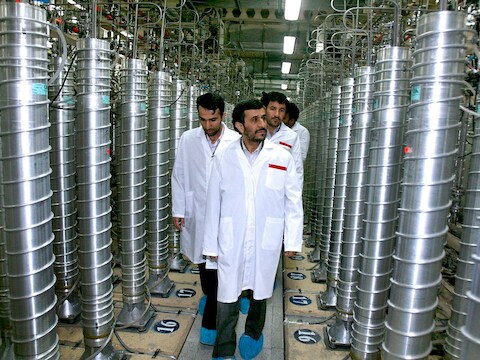 De Iraanse president Mahmoed Ahmadinejad brengt een bezoek aan de nucleaire installatie van Natanz. Foto uit 2008.