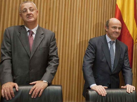 De Spaanse minister van Economie Luis de Guindos en lid van de PSOE Jesus Caldera.