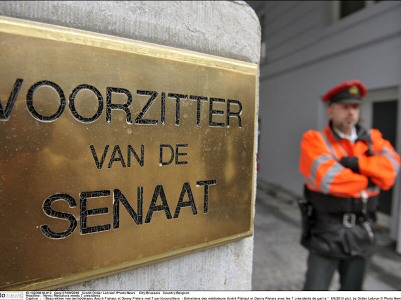 Achter deze deuren ontmoeten Pieters en Flahaut de voorzitters van de zeven partijen.