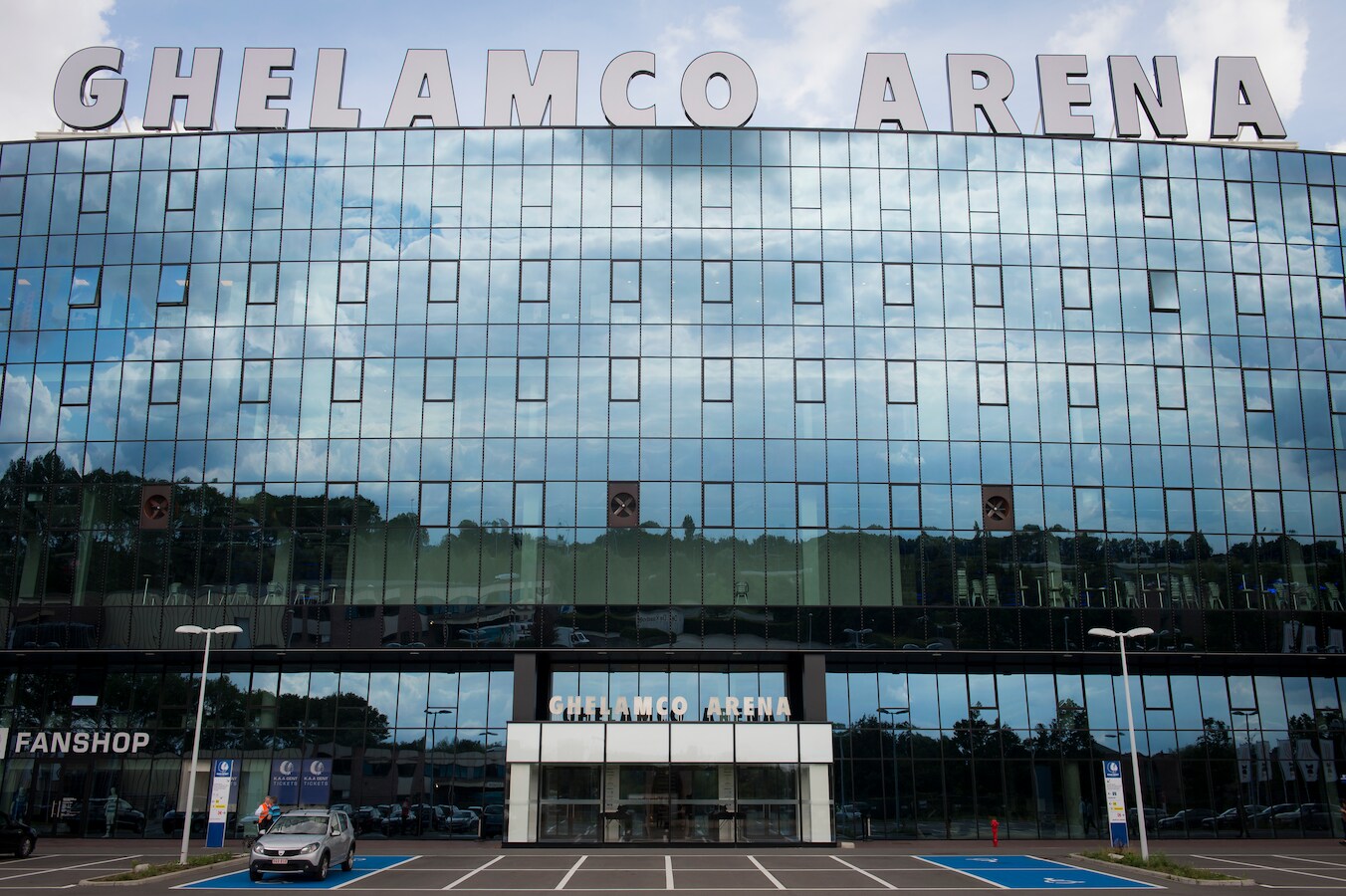 De etentjes in de loge die het Gentse stadsbestuur bezit in het stadion van AA Gent, hebben veel meer gekost dan de 5.000 euro waarvan sprake in het boek 'De illegale Ghelamco Arena'.