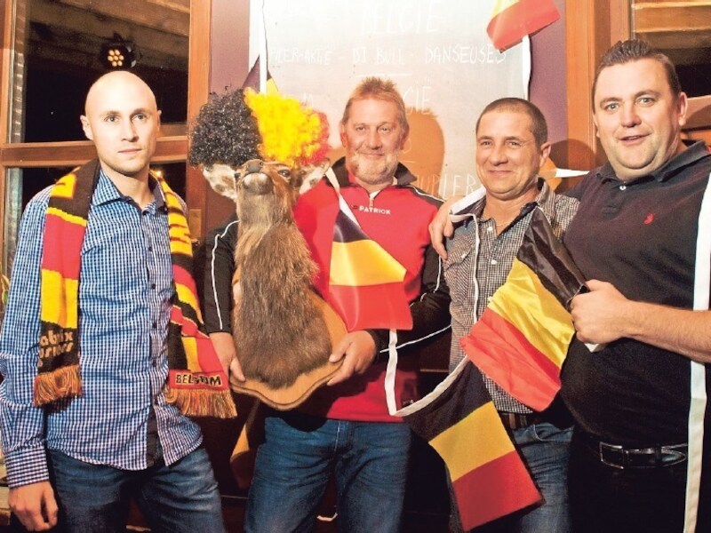 De stamgasten van Den Deugeniet: Carlo, Fille, Fabrice en kroegbaas 'den Toets'.