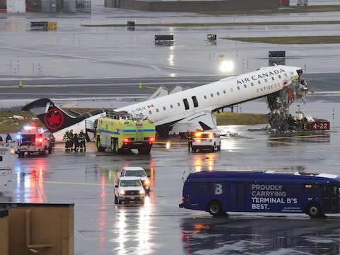 Archiefbeeld. Het toestel van Air Canada dat op een brandweerwagen botste op luchthaven LaGuardia in New York. (23/03/26)