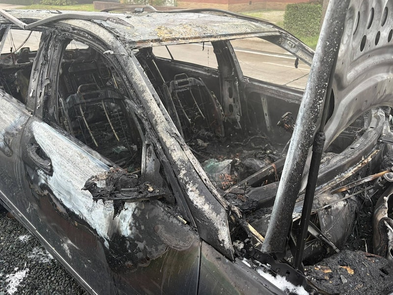 De Mercedes brandde volledig uit op de Moorseelsesteenweg.