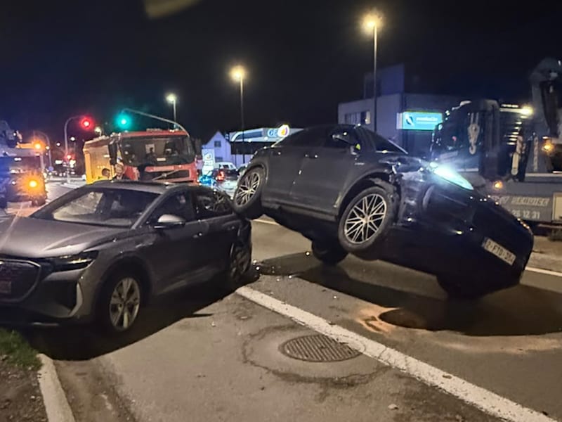 Spectaculair ongeval op Kortrijksesteenweg in Sint-Martens-Latem. 