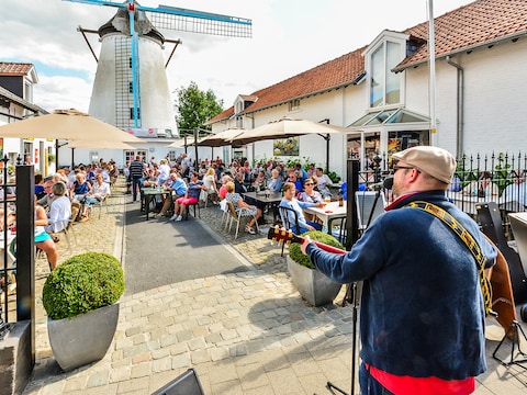 Archieffoto van de muzikale zondagen op het terrasvan retroherberg Den Grooten Moriaen in Wervik.